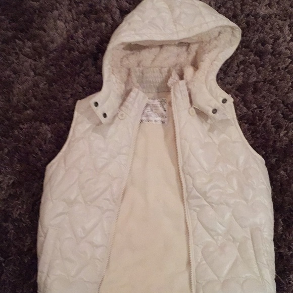 Kid’s Old Navy Puffer Vest - Picture 3 of 6